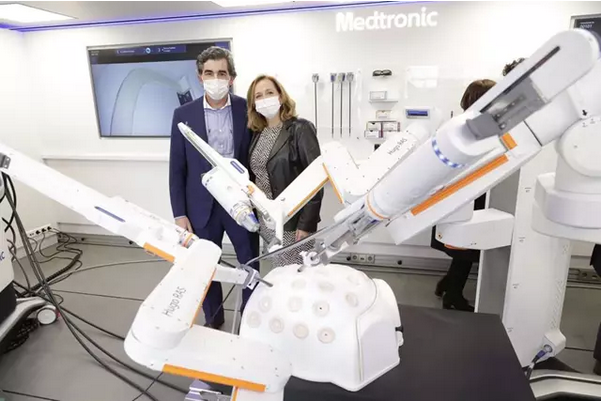 HM Hospitales realiza su primera intervención con el sistema de cirugía asistida por el nuevo robot 'Hugo'